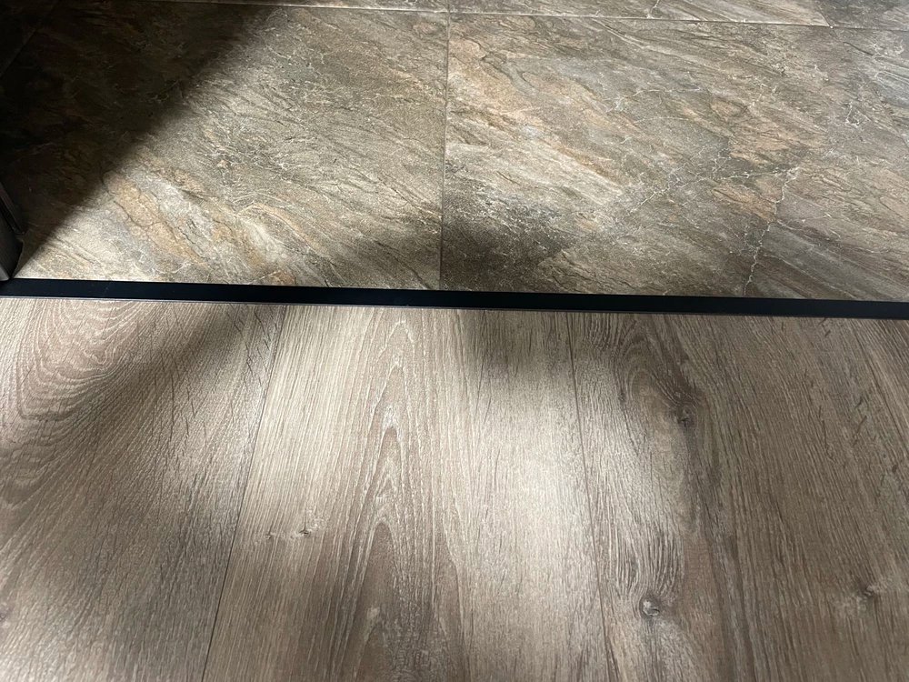 PV101-46 Профиль T-образный плоский Черный блестящий браш 10мм х 2.7м