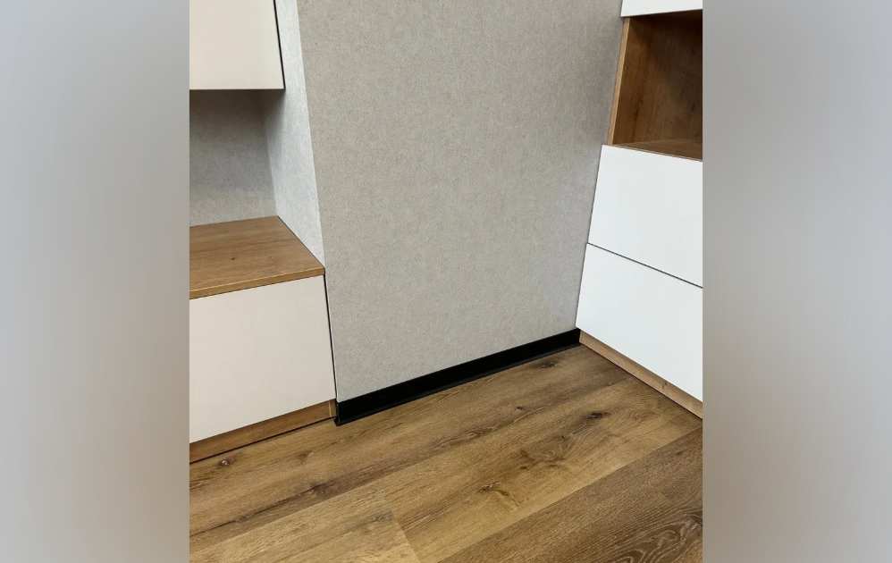 Плинтус алюминиевый Волшебная палочка 60 мм 3,0 м Чёрный матовый