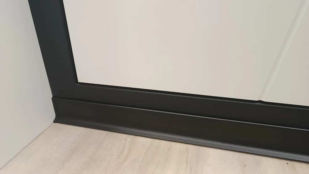 Плинтус алюминиевый Волшебная палочка 40 мм 3,0 м Чёрный матовый